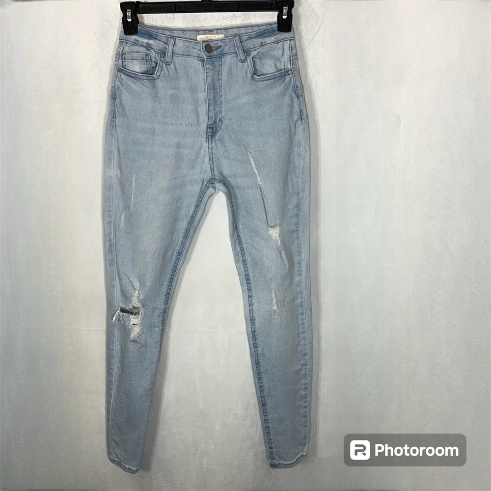 Forever21 Light wash blue skinny jeans with distressed details Stretch‎